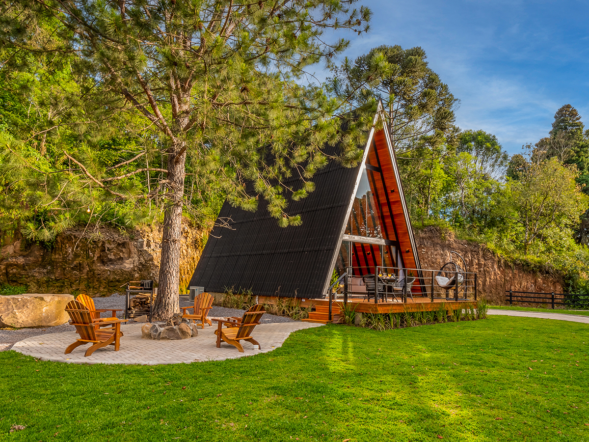 Vista externa da cabana entre árvores